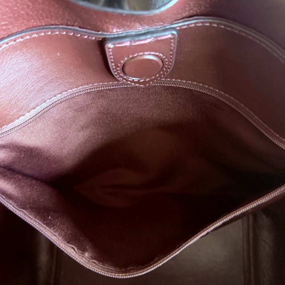 Coach Hadley - Picture 13 of 16